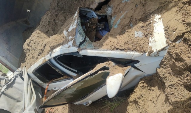 İzmir'de feci kaza: Kum yüklü kamyon, otomobilin üzerine devrildi