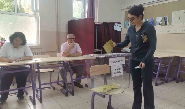 İzmir'de oy kullanma işlemleri başladı