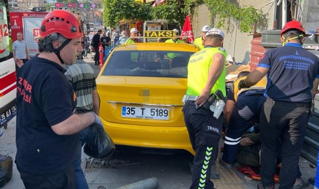 İzmir'de yaya kaldırımda yürürken taksinin altında kaldı