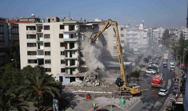 İzmir'in 40 yıllık "Pisa Kuleleri" yıkıldı
