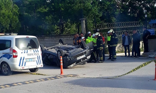 Kaldırımdaki ağaca çarpıp takla atan otomobilin sürücüsü öldü   
