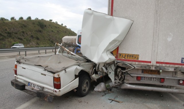 Manisa'da Kamyonet tıra arkadan çarptı: 1 ölü, 1 ağır yaralı