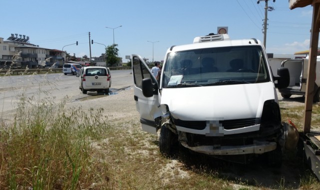 Kapalı kasa kamyonet ticari araçla kafa kafaya çarpıştı: 4 yaralı 