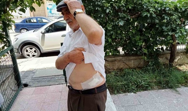 Kartını vermeye gelen komşusunu bıçakla yaraladı