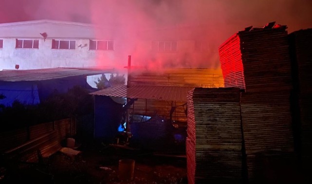 Kayseri’de mobilya fabrikasının deposu yandı
