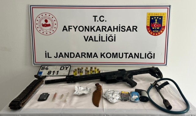 Kaza ihbarına giden jandarma uyuşturucu ve ruhsatsız silah ele geçirdi 