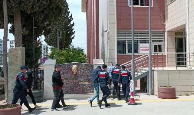 Kendilerini istihbaratçı olarak tanıtıp 150 bin TL'lik ziynet eşyası çaldılar