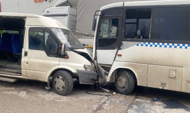 Kocaeli'de iki işçi servisi kafa kafaya çarpıştı: 6 yaralı