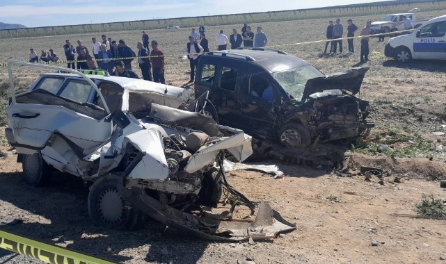 Konya’da hafif ticari araç ile otomobil çarpıştı: 5 ölü, 2 yaralı   