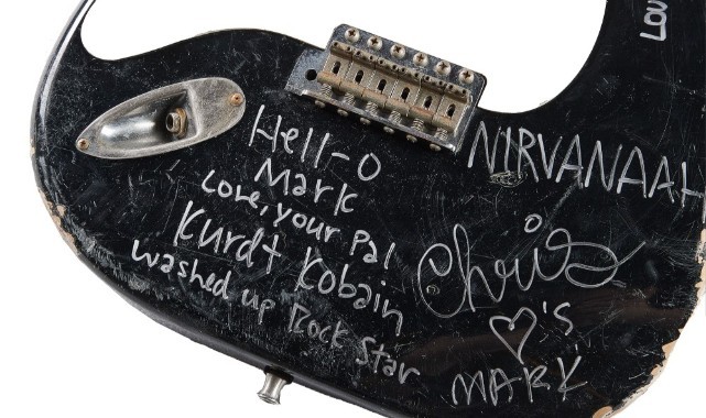 Kurt Cobain’in parçaladığı gitar yaklaşık 600 bin dolara alıcı buldu   