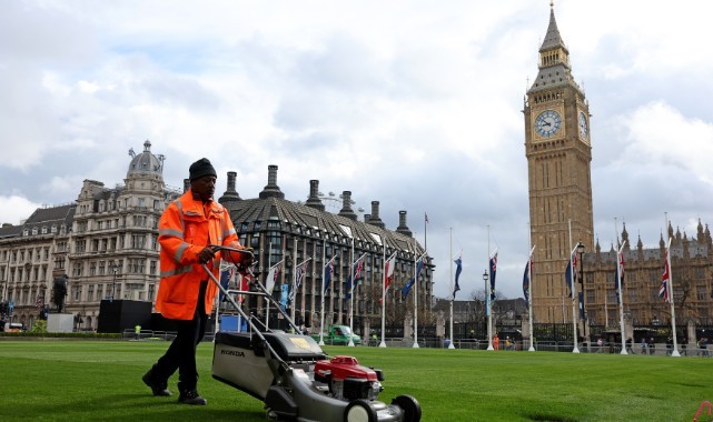 Londra'da taç giyme töreni için hazırlıklar tamamlandı