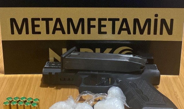 Manisa'da şüpheli şahıstan metamfetamin ve tabanca çıktı