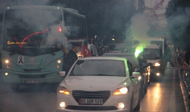 Manisalılardan halaylı kutlama   
