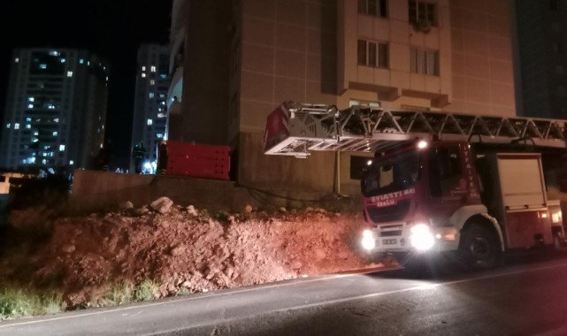 Mardin'de 17 katlı binaya çıkan genci polis ikna etti