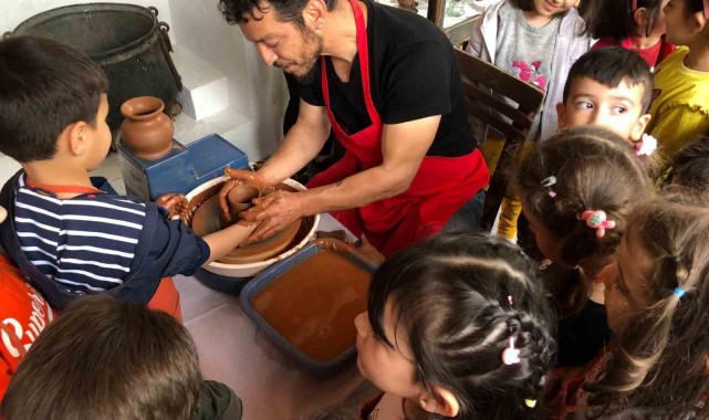 Minik eller kent müzesinde çömlek yaptı