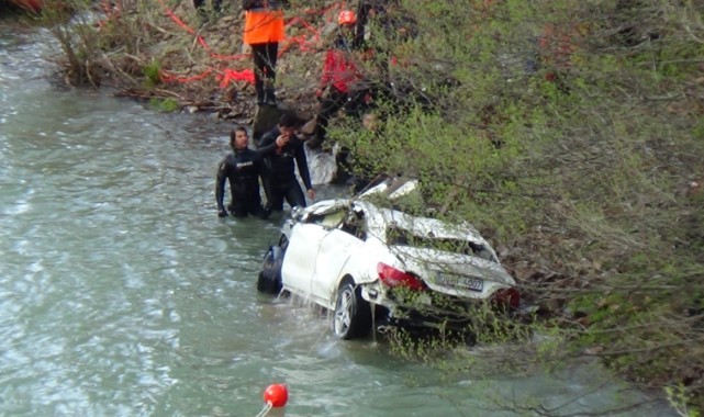 Munzur Çayı’na düşen otomobil çıkartıldı, 3 genç aranıyor  