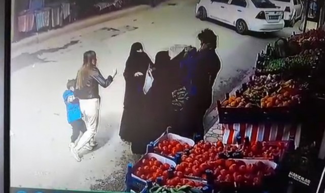 O anlar kamerada: Bir kadına tokat attı, diğer kadınlar müdahale edince onları da darp etti