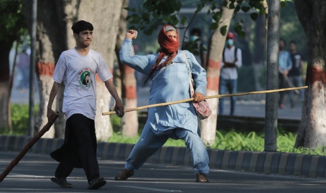Pakistan’da sokaklar savaş alanına döndü: 1 ölü, 12 yaralı