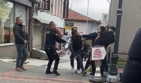 Polise yumruk atan şahsı linçten yine polis kurtardı   