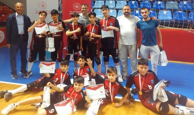Şadi Turgutlu Ortaokulu voleybol takımı Türkiye finallerinde