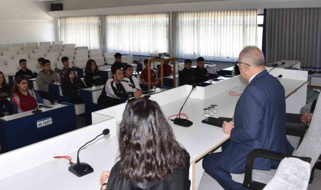Salihli'de öğrencilere "Yerel Yönetimler" dersi