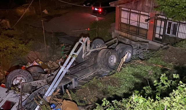 Sarıyer'de kamyon 10 metreden aşağıya uçtu: 1 yaralı 