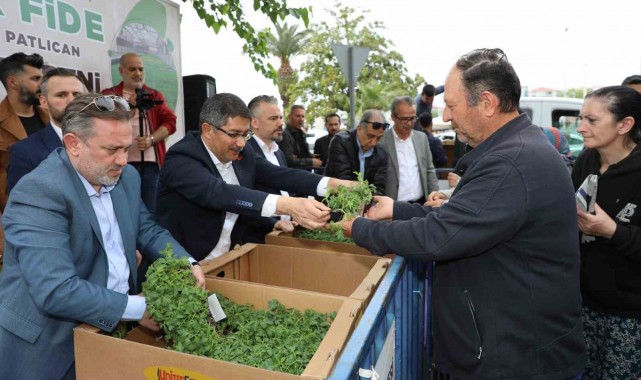 Şehzadeler Belediyesi vatandaşlara 23 bin fide dağıttı