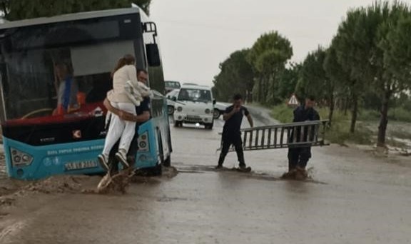 Sel sularının sürüklediği otobüste mahsur kalan 28 yolcu kurtarıldı