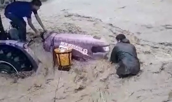 Sele kapılan traktörü kurtarmak isterken az daha canından oluyordu 
