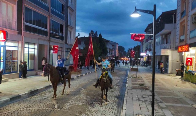 Selendi'de 19 Mayıs coşkusu geceyi aydınlattı