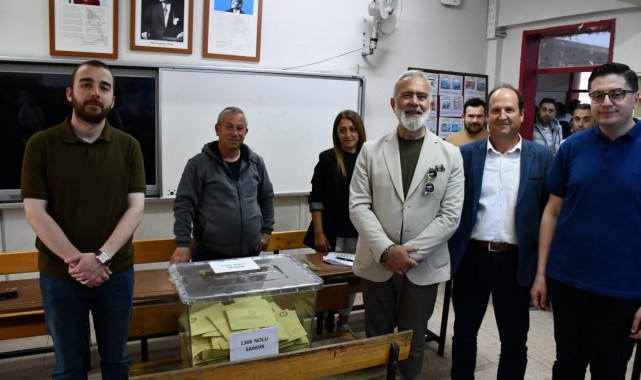Siyasete yeniden dönen ünlü oyuncu Manisa'da oy kullandı