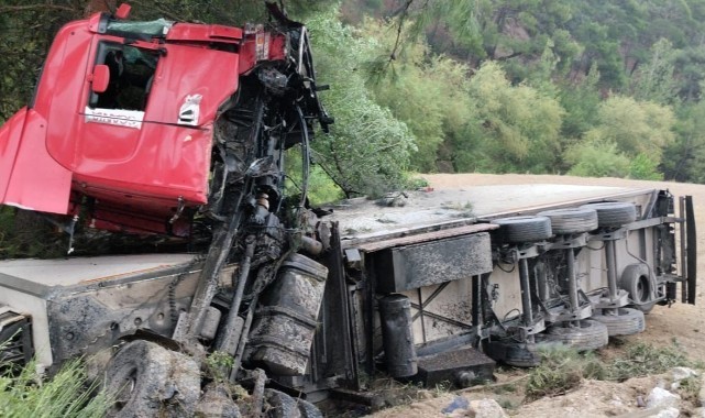 Tır çarptığı otomobili metrelerce sürükledi: 3 ölü, 2 yaralı   
