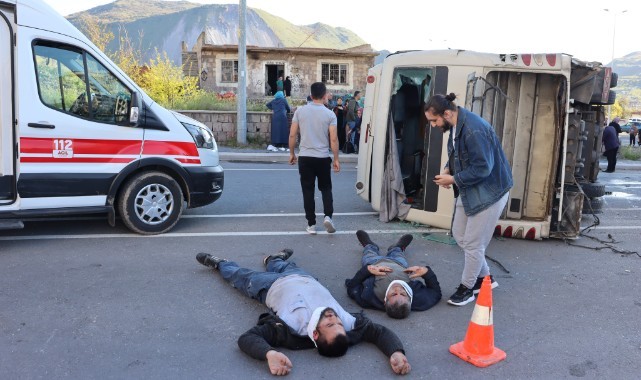 Tır, işçi servisine çarptı, can pazarı yaşandı: 33 yaralı   