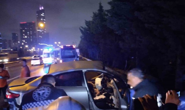 Ümraniye'de aşırı hızlı araç bariyerlere ve yol kenarındaki minibüse çarptı: 1 ölü, 2 yaralı