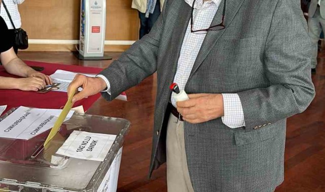 Ünlü tarihçi İlber Ortaylı oyunu Atatürk Kitaplığı'nda kullandı