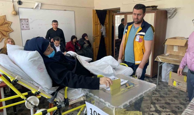 Yatağa bağımlı hastalar sedyeyle oy verecekleri okullara taşınıyor