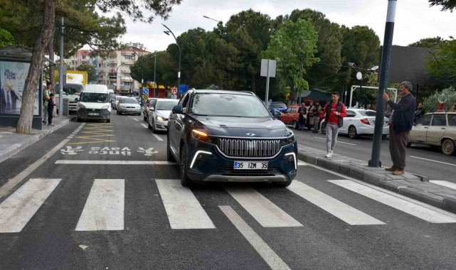 Yerli otomobil TOGG Gördes'te büyük ilgi gördü