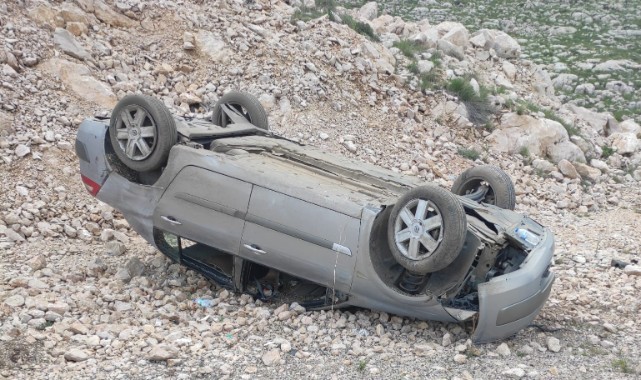 Yoldan çıkıp ters döndü: 5 yaralı   