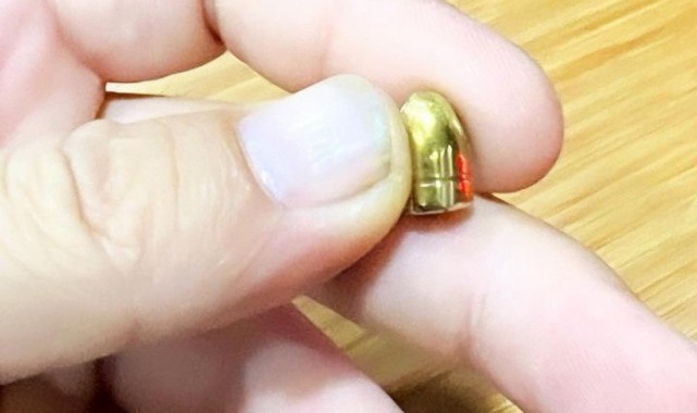 Yorgun mermi bahçede oturanların masasına düştü