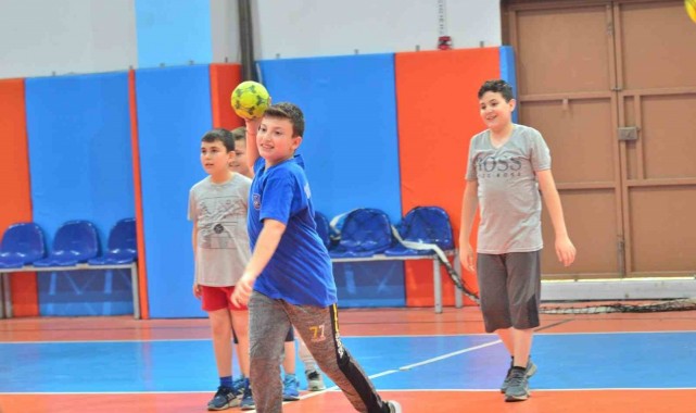 Yunusemre'de hentbola rekor ilgi
