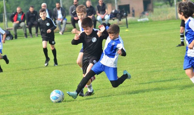 Yunusemre'de minik futbolcular 19 Mayıs için ter döktü