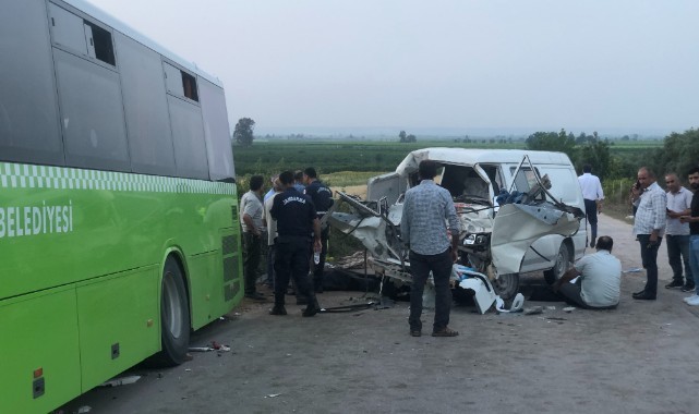 Adana’da belediye otobüs ile panelvan araç çarpıştı: 2 ölü, 10 yaralı