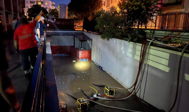 Akhisar'da hastaneyi sel suları bastı, hastalar tahliye edildi 