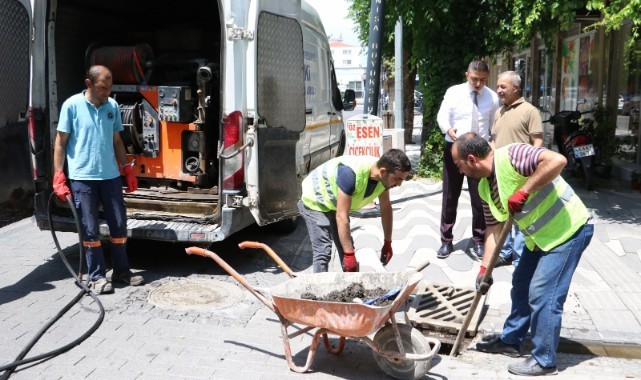 Akhisar’da Yağmursuyu Izgaraları Temizleniyor