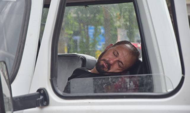Alkollü sürücü önce park halindeki araca vurdu sonra araç içinde sızdı
