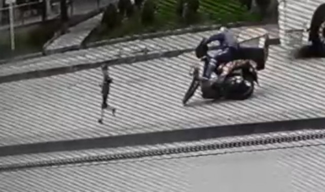 Ankara'da yola atlayan çocuğa çarpmamak için çabalayan kurye kaza yaptı
