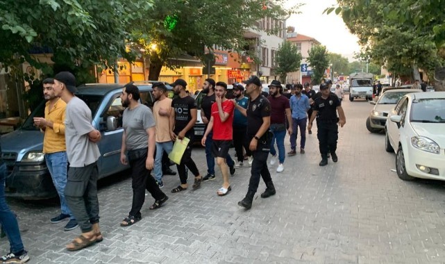 Basmane'de 120 düzensiz göçmen yakalandı