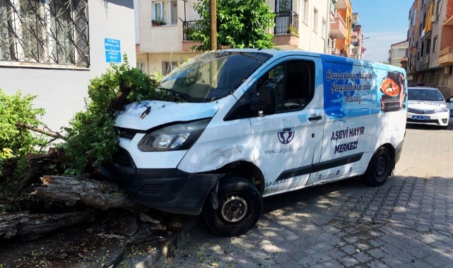 Belediye aşevi minibüsü kazaya karıştı!