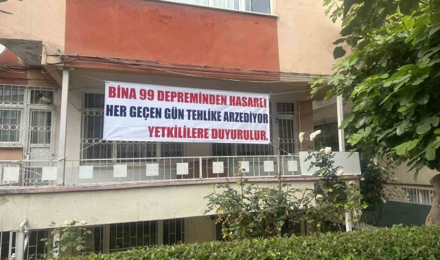 Bina çökmesin diye tahta parçalarıyla güçlendirme yapıp pankartla yardım istedi
