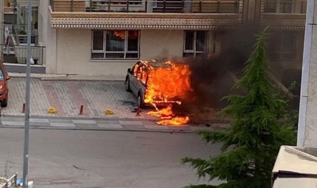 Bir anda yanmaya başlayan araç alev topuna döndü